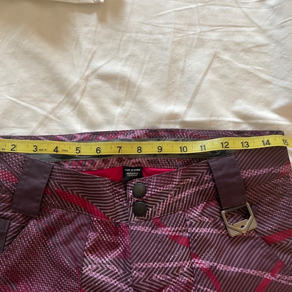 EUC Oakley snowboard and ski pants - Picture 9 of 9